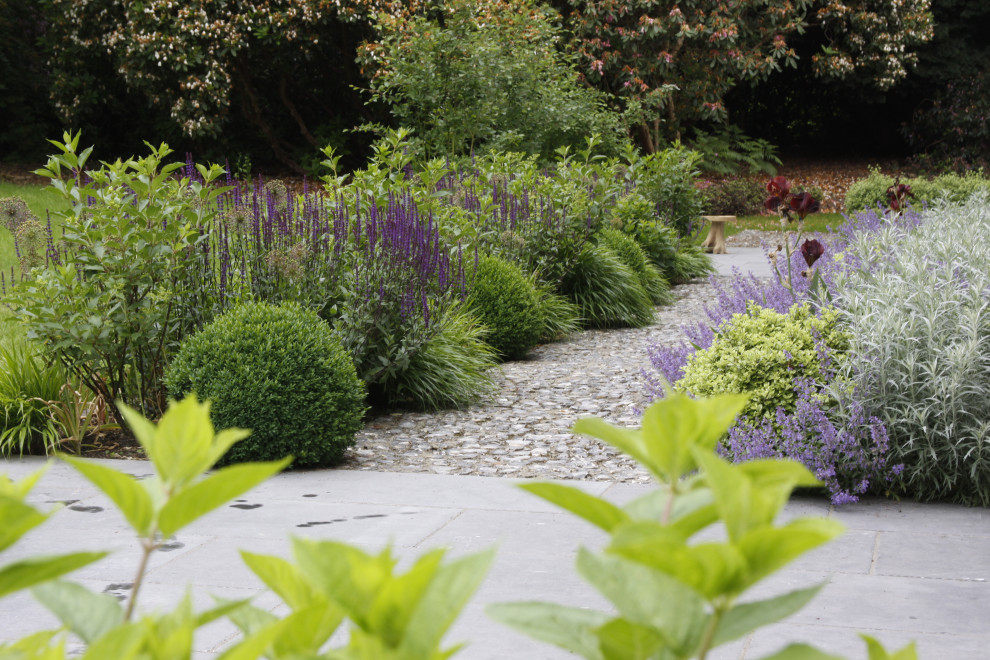 Foto di un giardino formale american style esposto in pieno sole di medie dimensioni e dietro casa in estate con pavimentazioni in pietra naturale
