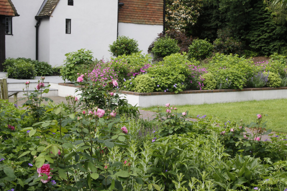 Immagine di un giardino formale stile americano esposto in pieno sole di medie dimensioni e dietro casa in estate con pavimentazioni in pietra naturale
