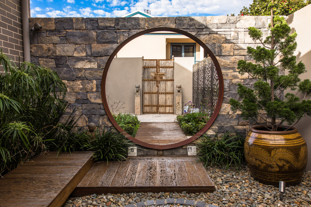 Foto de jardín de estilo zen con exposición parcial al sol y entablado