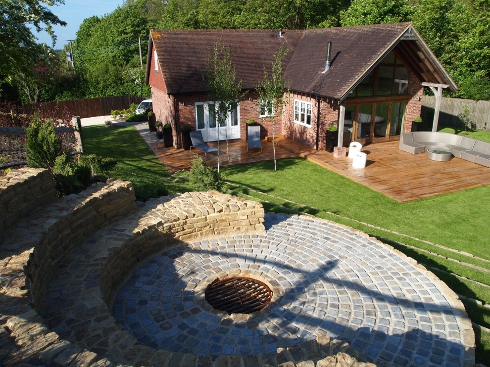 Immagine di un giardino design con un focolare, un pendio, una collina o una riva e pavimentazioni in pietra naturale