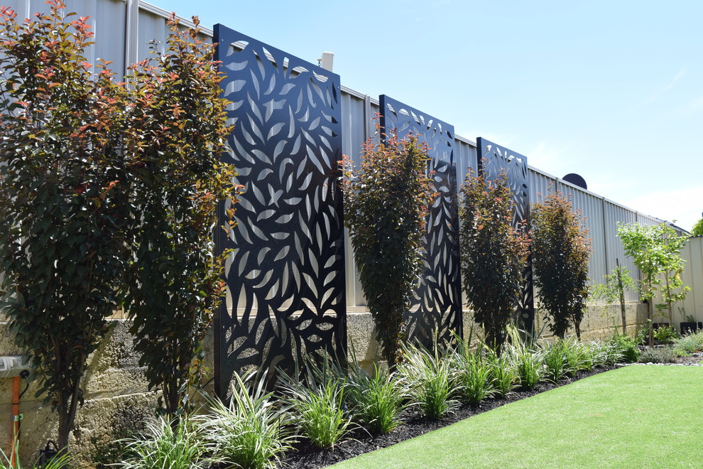Geometrischer, Kleiner Moderner Garten im Winter, hinter dem Haus mit direkter Sonneneinstrahlung und Mulch in Perth