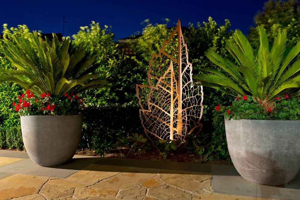 Стильный дизайн: маленький солнечный регулярный сад на боковом дворе в стиле лофт с хорошей освещенностью и покрытием из каменной брусчатки для на участке и в саду - последний тренд