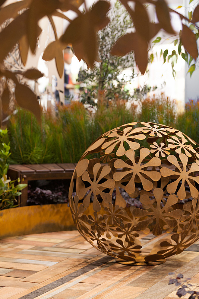 メルボルンにあるお手頃価格の小さな地中海スタイルのおしゃれな中庭の写真