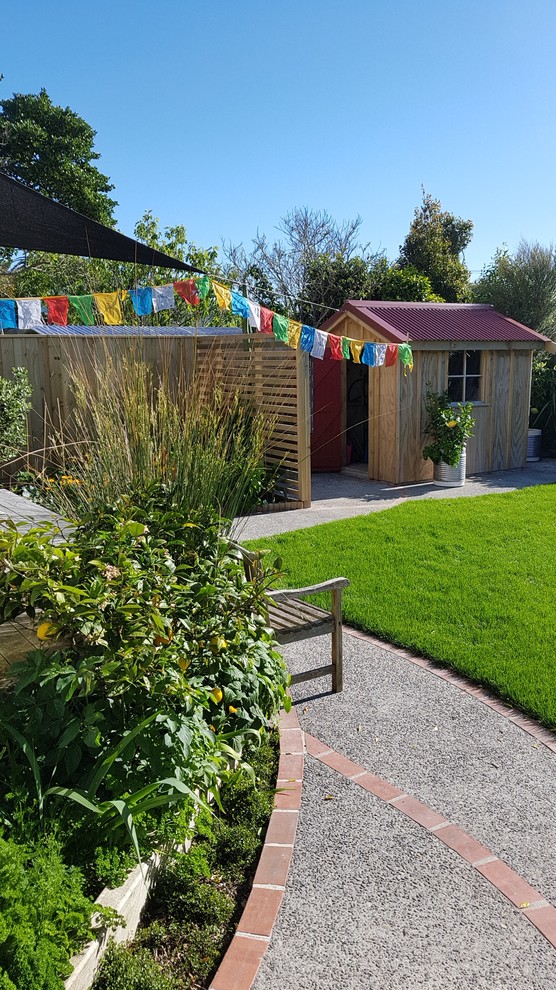 Kleiner Shabby-Style Gartenweg im Sommer, hinter dem Haus mit direkter Sonneneinstrahlung und Pflastersteinen in Wellington
