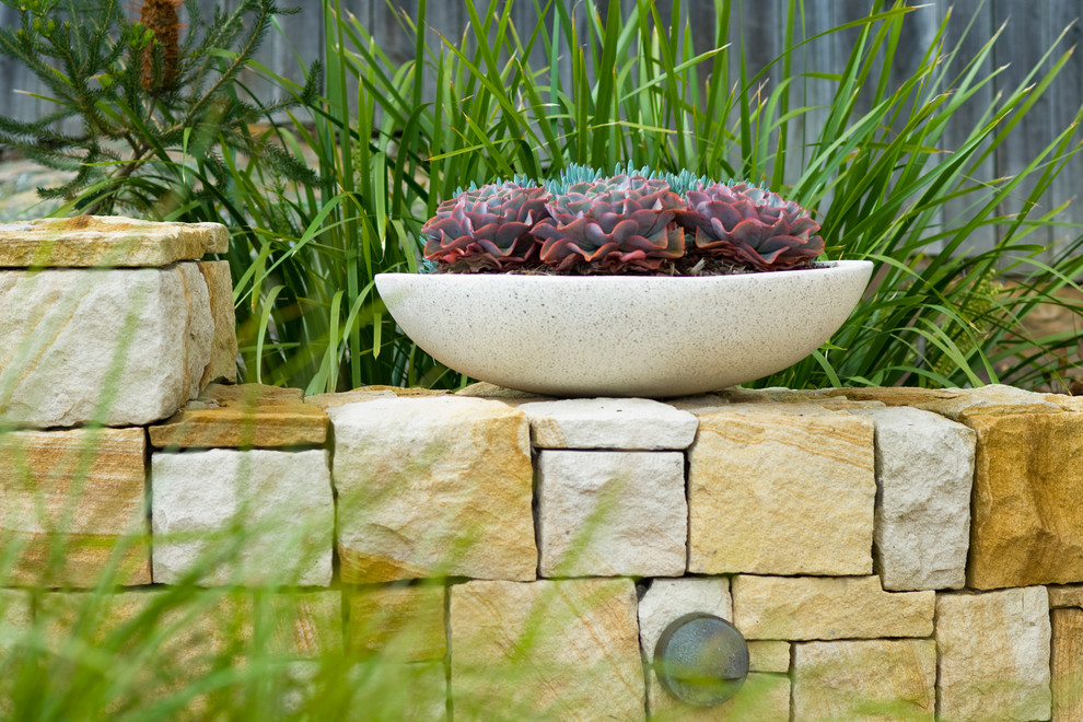 Inspiration pour un aménagement d'entrée ou allée de jardin arrière traditionnel l'hiver avec une exposition ensoleillée et des pavés en pierre naturelle.