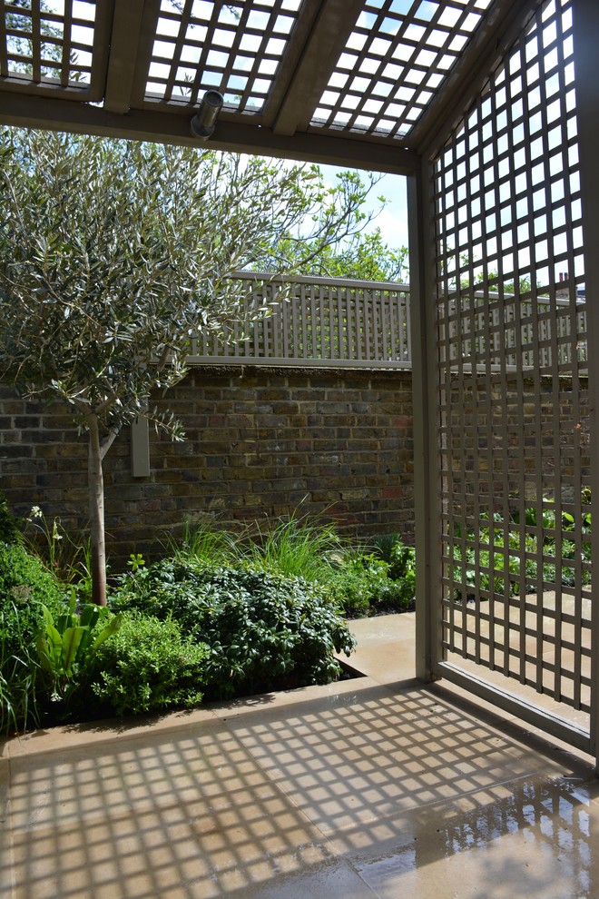 Idées déco pour un jardin à la française arrière classique de taille moyenne et au printemps avec une exposition partiellement ombragée et des pavés en pierre naturelle.