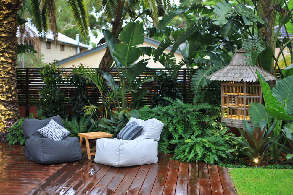 Inspiration pour un grand jardin arrière asiatique avec une exposition partiellement ombragée et une terrasse en bois.
