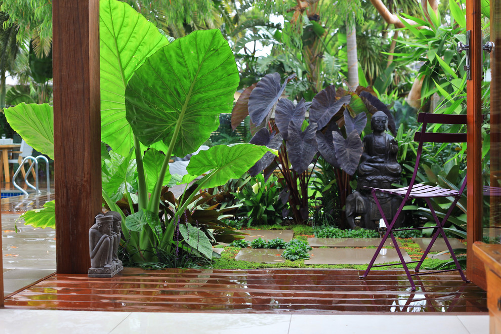 Ejemplo de jardín asiático grande en patio trasero con exposición parcial al sol y entablado