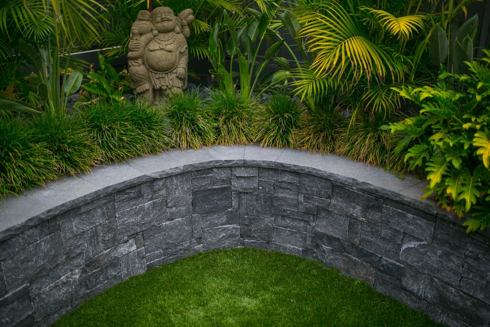 Стильный дизайн: летний регулярный сад среднего размера на переднем дворе в морском стиле с подпорной стенкой, полуденной тенью и покрытием из каменной брусчатки - последний тренд