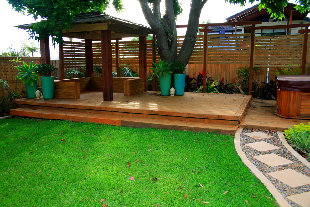 На фото: участок и сад среднего размера на заднем дворе в морском стиле с садовой дорожкой или калиткой с