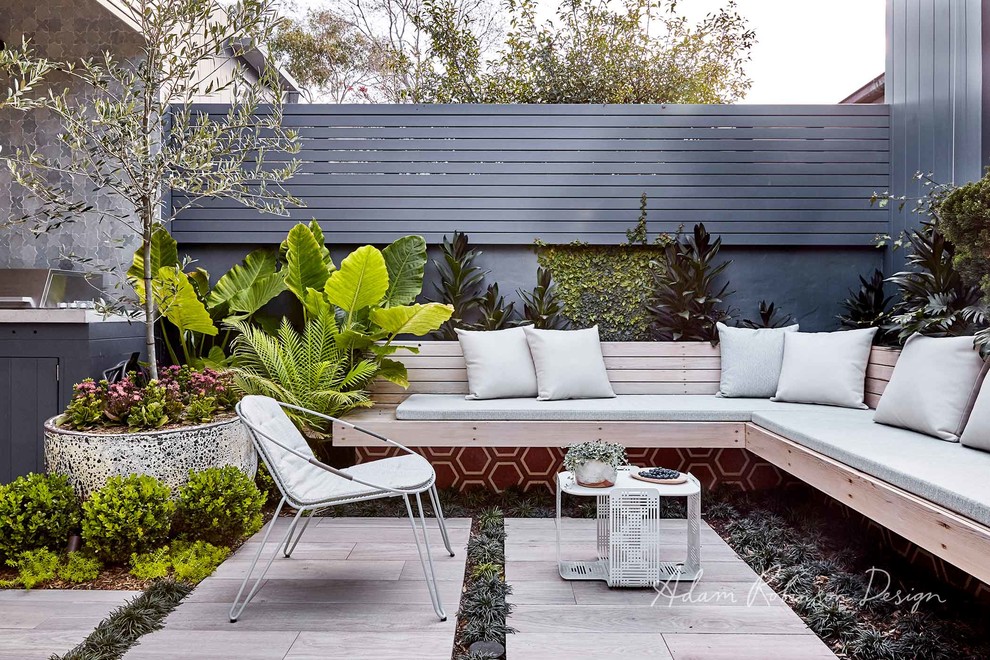 Inspiration for a small contemporary courtyard landscaping in Sydney.