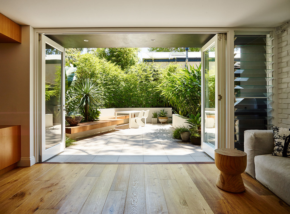 Idee per un piccolo giardino formale minimal dietro casa in estate con pavimentazioni in pietra naturale