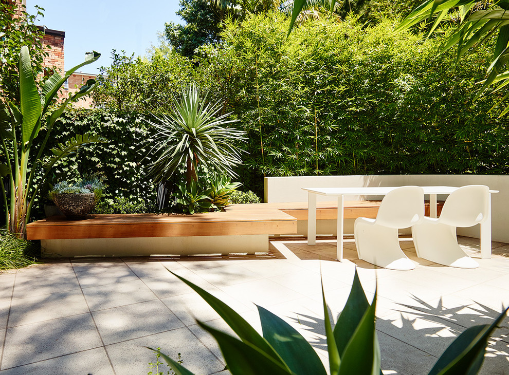 Foto di un piccolo giardino formale design dietro casa in estate con pavimentazioni in pietra naturale