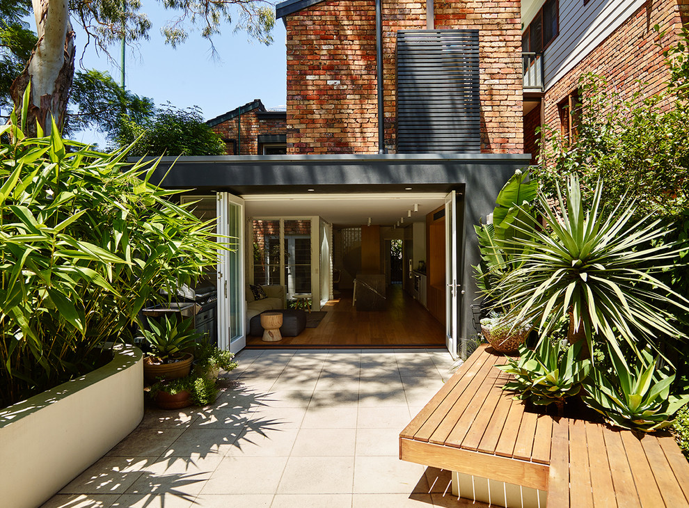Esempio di un piccolo giardino formale minimal dietro casa in estate con pavimentazioni in pietra naturale