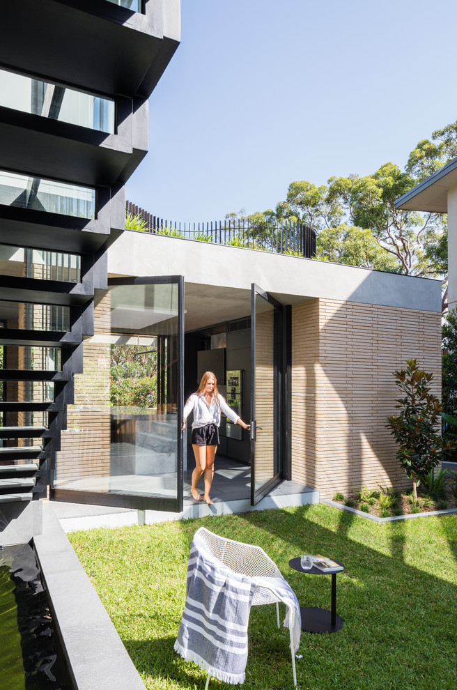 Mittelgroßer, Geometrischer Moderner Gartenweg neben dem Haus in Sydney