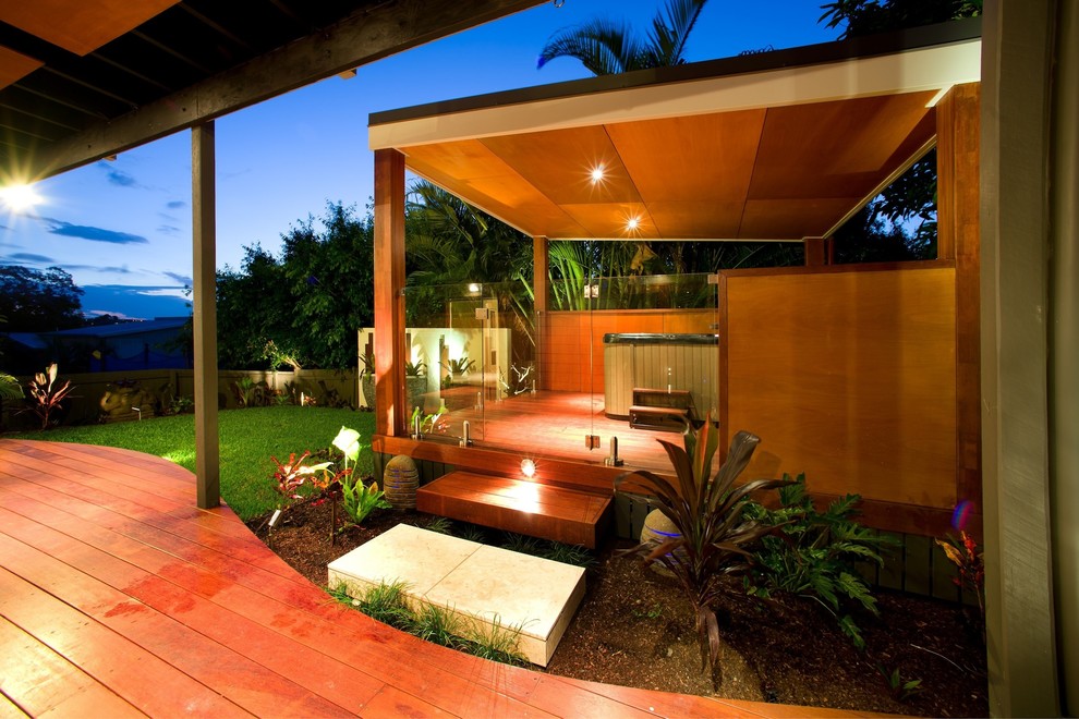 Esempio di un giardino tropicale di medie dimensioni e dietro casa con pedane