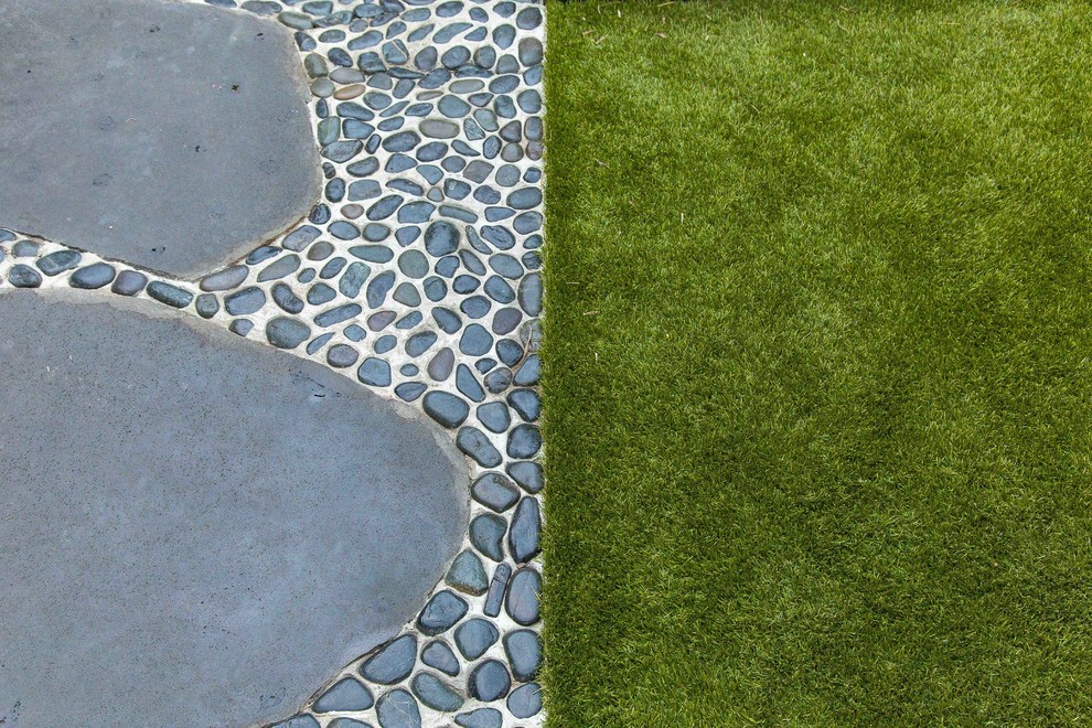 Design ideas for a contemporary partial sun front yard concrete paver garden path in Brisbane for summer.