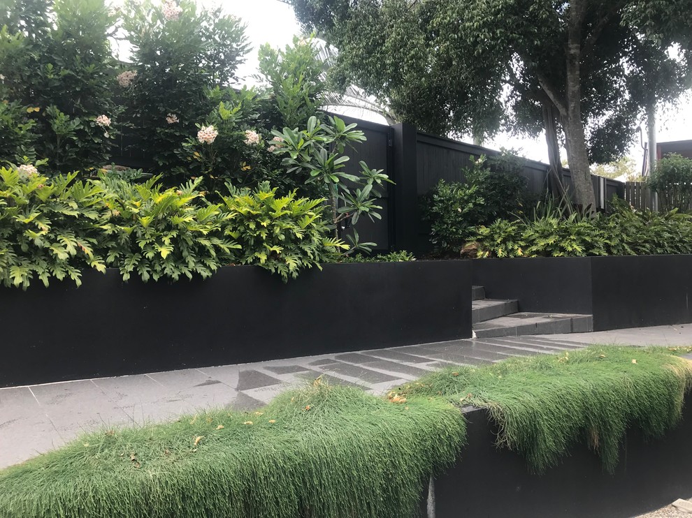 Mittelgroßer Vorgarten mit direkter Sonneneinstrahlung und Natursteinplatten in Brisbane