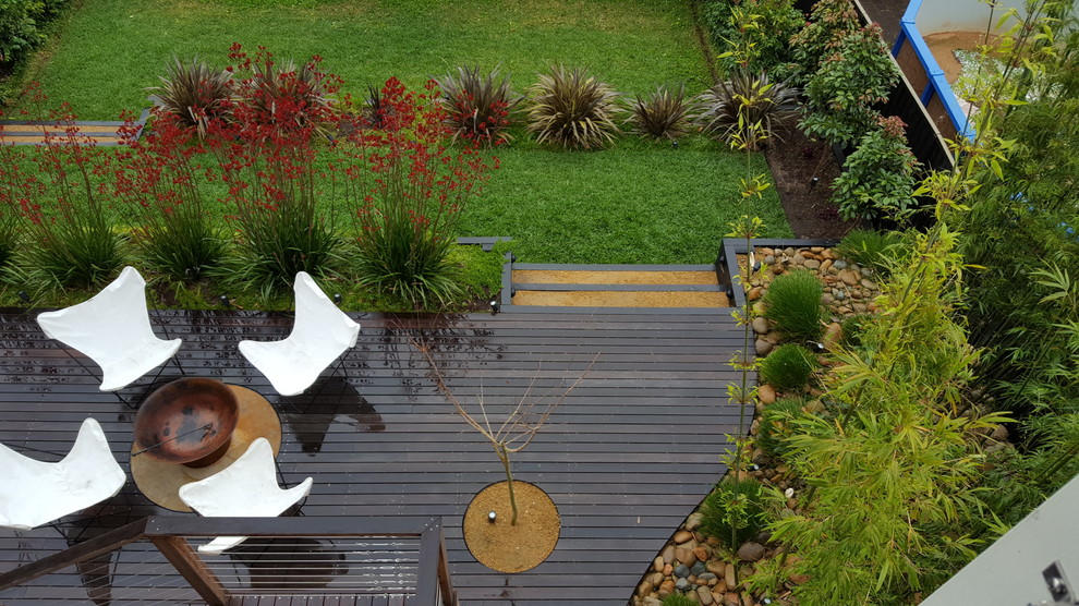 Стильный дизайн: большой солнечный участок и сад зимой на заднем дворе в современном стиле с хорошей освещенностью - последний тренд