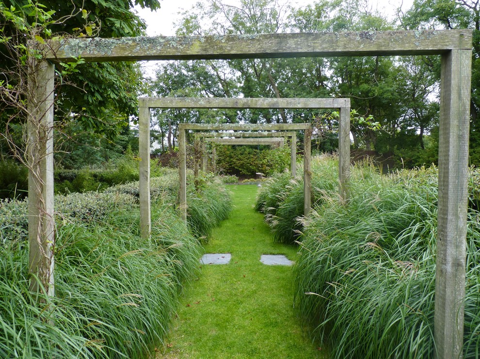 Immagine di un giardino country esposto a mezz'ombra con un ingresso o sentiero e pavimentazioni in pietra naturale