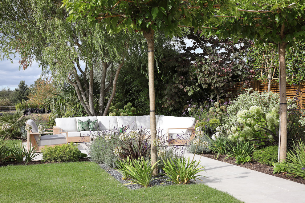 Immagine di un ampio giardino contemporaneo esposto in pieno sole dietro casa con recinzione in legno