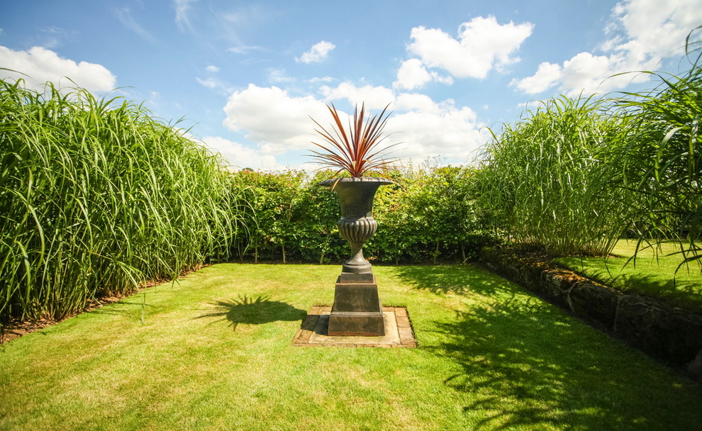 Großer, Geometrischer Country Garten im Sommer mit direkter Sonneneinstrahlung in Cheshire