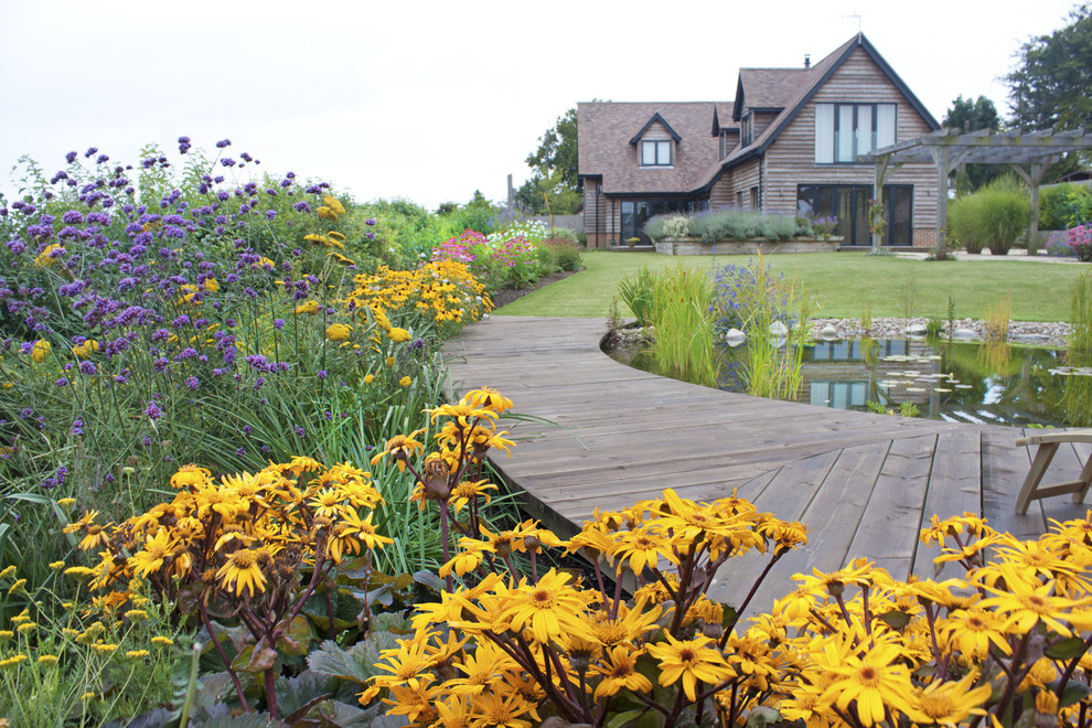 Foto di un giardino country esposto in pieno sole di medie dimensioni e dietro casa in estate con fontane e ghiaia