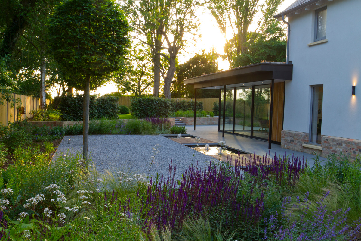Inspiration for a mid-sized contemporary landscaping in Cambridgeshire.