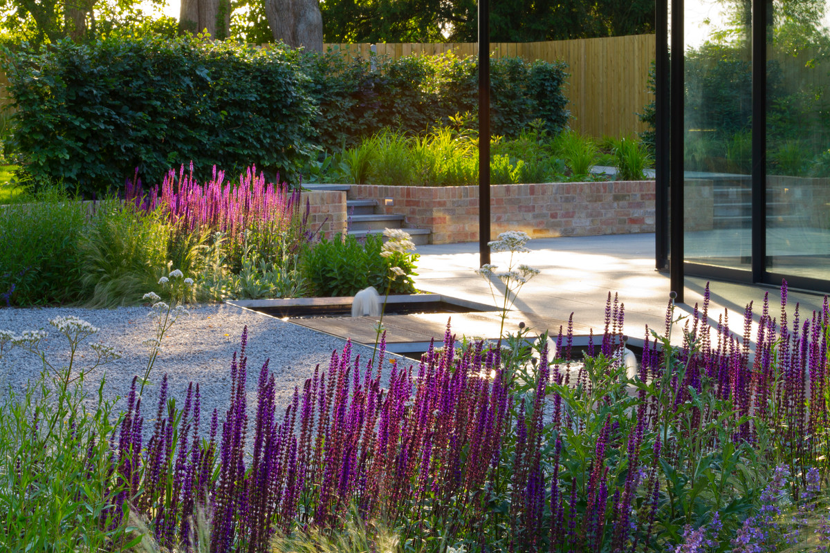 Inspiration for a mid-sized contemporary landscaping in Cambridgeshire.