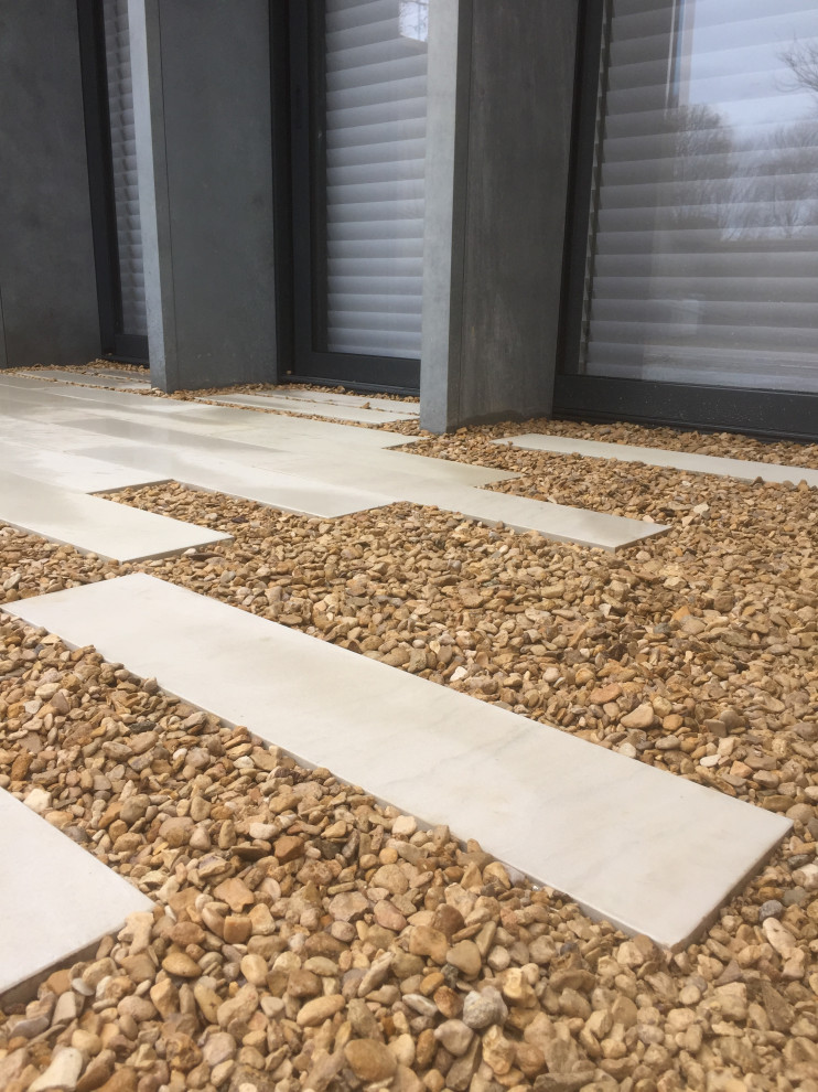 Diseño de jardín ecléctico pequeño en patio con jardín francés y adoquines de piedra natural
