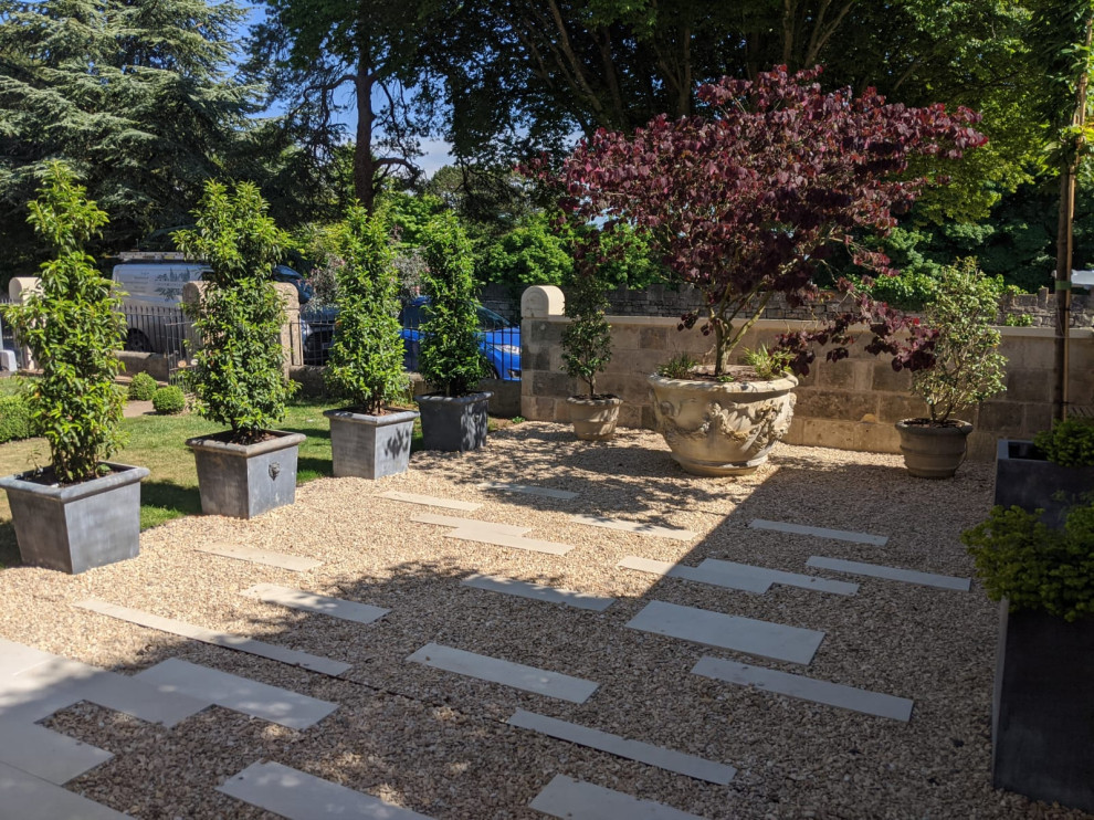 Idéer för att renovera en liten vintage trädgård i delvis sol på sommaren, med utekrukor och grus
