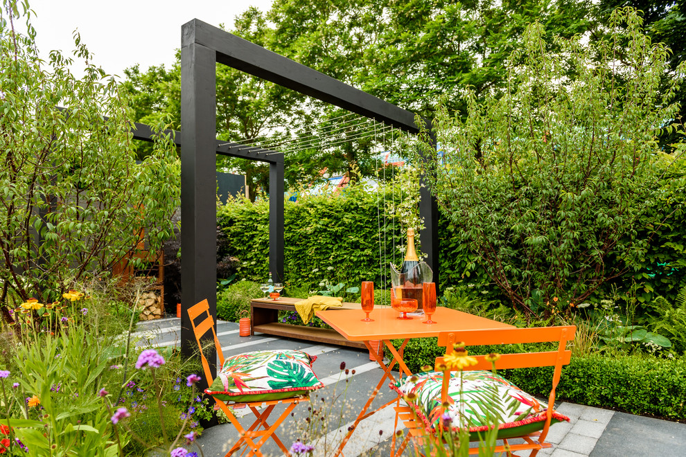 Halbschattiger Moderner Garten im Innenhof im Sommer mit Natursteinplatten in West Midlands