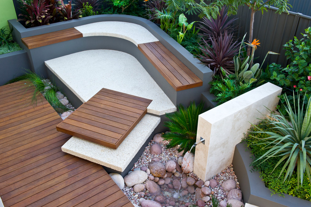 Пример оригинального дизайна: маленький солнечный садовый фонтан на заднем дворе в современном стиле с хорошей освещенностью и настилом для на участке и в саду