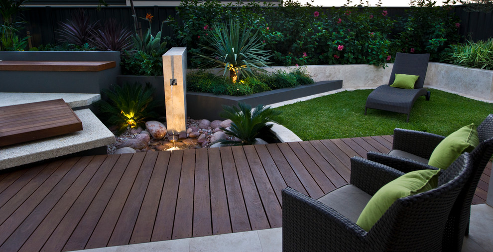 Inspiration pour un petit jardin arrière traditionnel avec un point d'eau et une terrasse en bois.