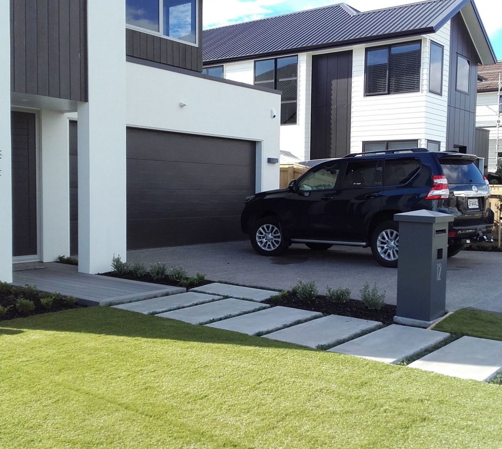 Medium sized contemporary front partial sun garden in Auckland with decking.