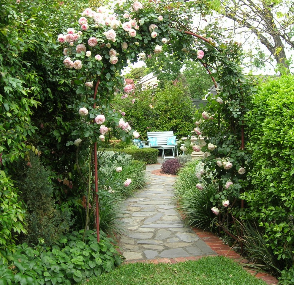 На фото: солнечный, весенний участок и сад среднего размера на заднем дворе в классическом стиле с хорошей освещенностью и покрытием из каменной брусчатки
