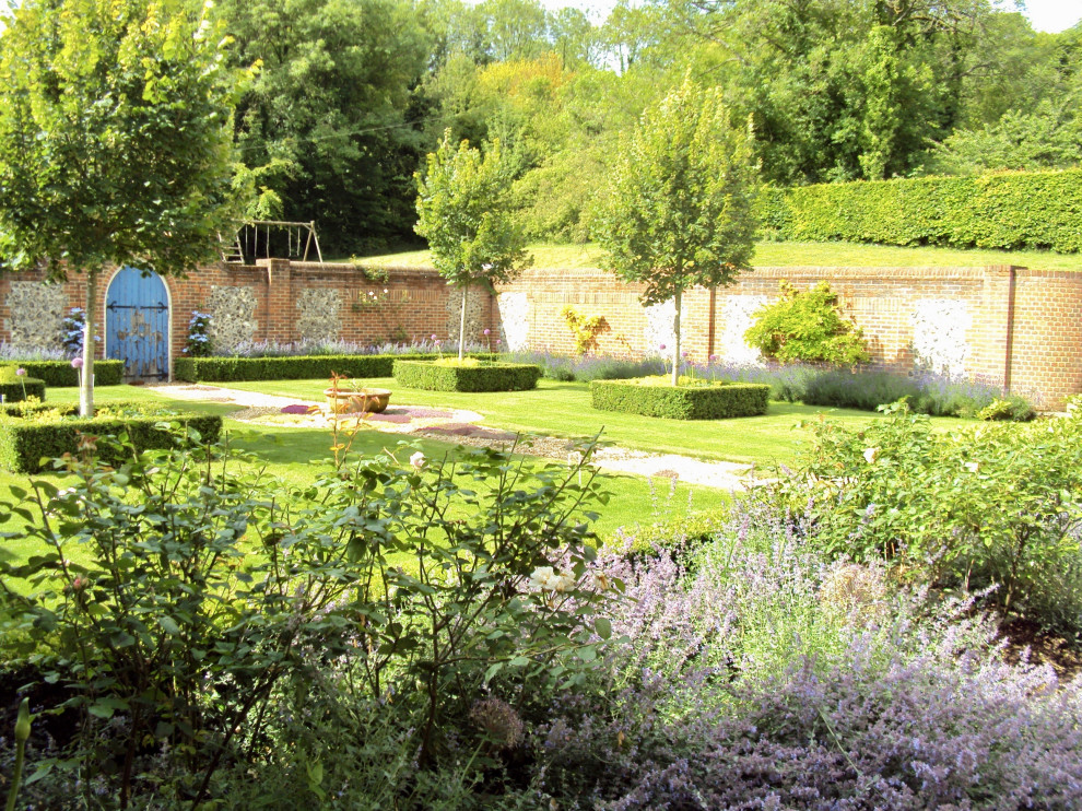 Пример оригинального дизайна: участок и сад в классическом стиле