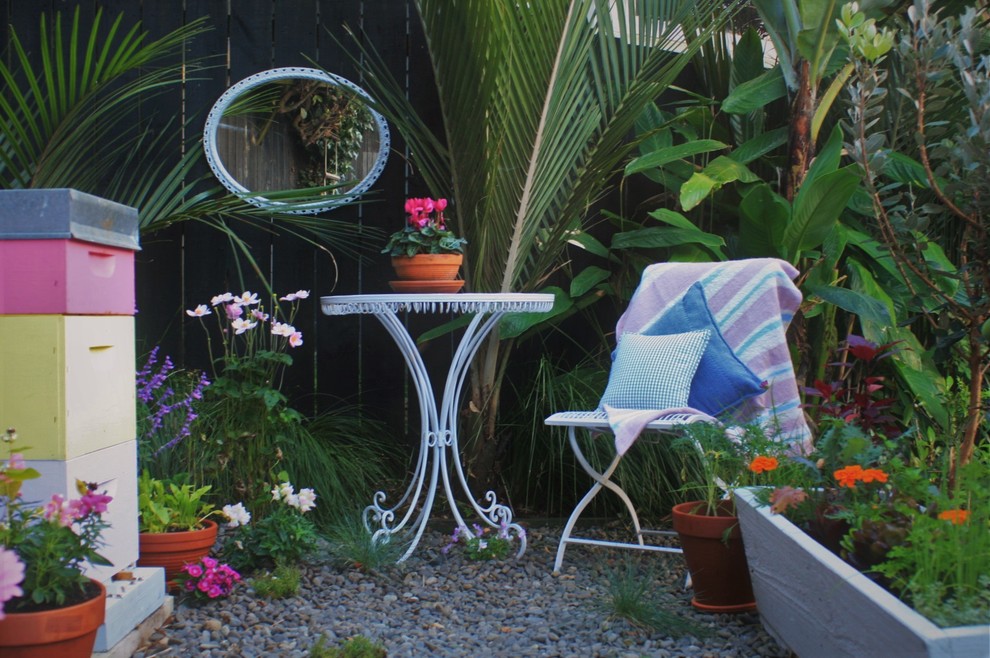 Ispirazione per un piccolo giardino shabby-chic style esposto a mezz'ombra dietro casa in estate con ghiaia