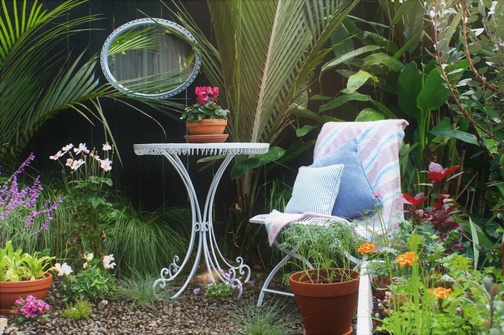 Kleiner, Halbschattiger Shabby-Look Garten im Sommer, hinter dem Haus in Auckland