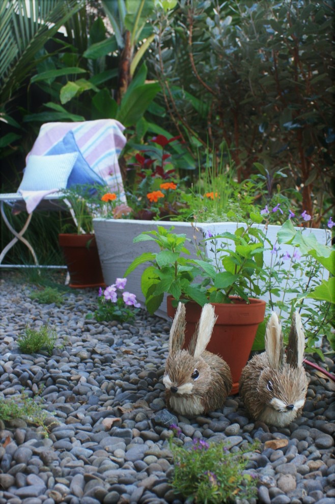 Idee per un piccolo giardino shabby-chic style esposto a mezz'ombra dietro casa in estate con ghiaia