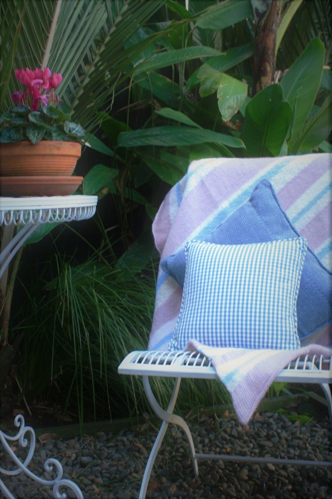 Immagine di un piccolo giardino stile shabby esposto a mezz'ombra dietro casa in estate con ghiaia