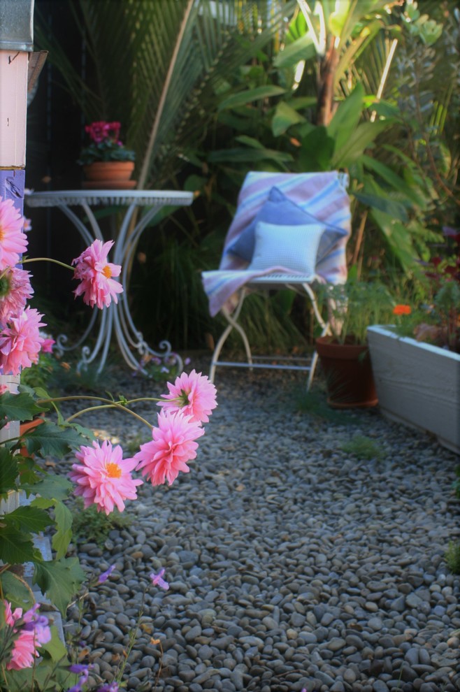Kleiner, Halbschattiger Shabby-Style Garten im Sommer, hinter dem Haus in Auckland