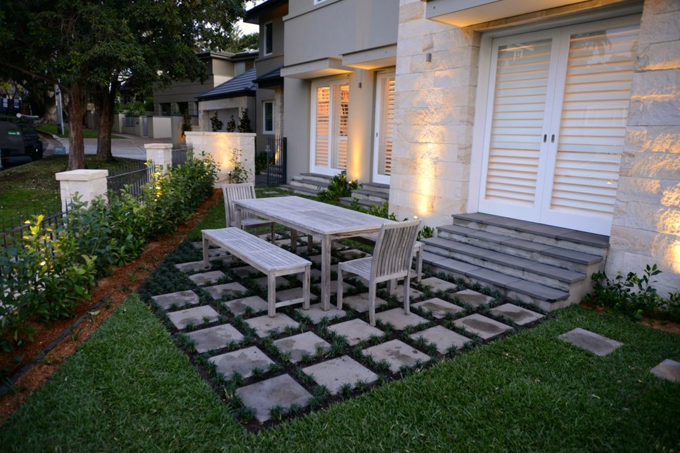 Imagen de jardín minimalista con exposición total al sol y adoquines de hormigón