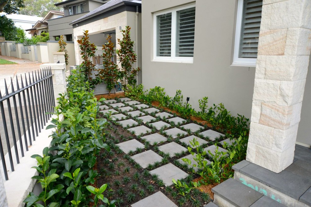 Diseño de jardín minimalista con exposición total al sol y adoquines de hormigón