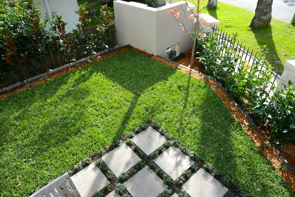 Пример оригинального дизайна: солнечный участок и сад в стиле модернизм с хорошей освещенностью и мощением тротуарной плиткой