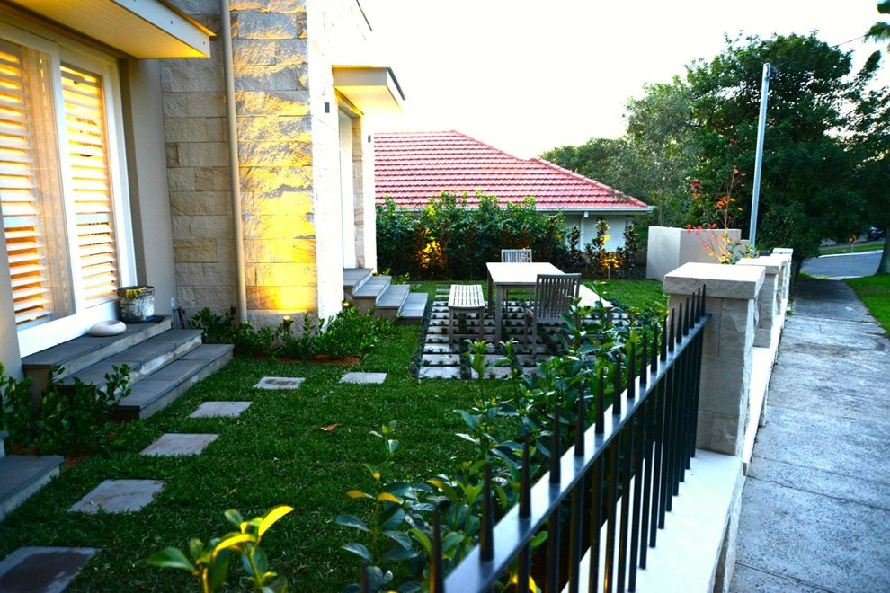 Свежая идея для дизайна: солнечный участок и сад в стиле модернизм с хорошей освещенностью и мощением тротуарной плиткой - отличное фото интерьера
