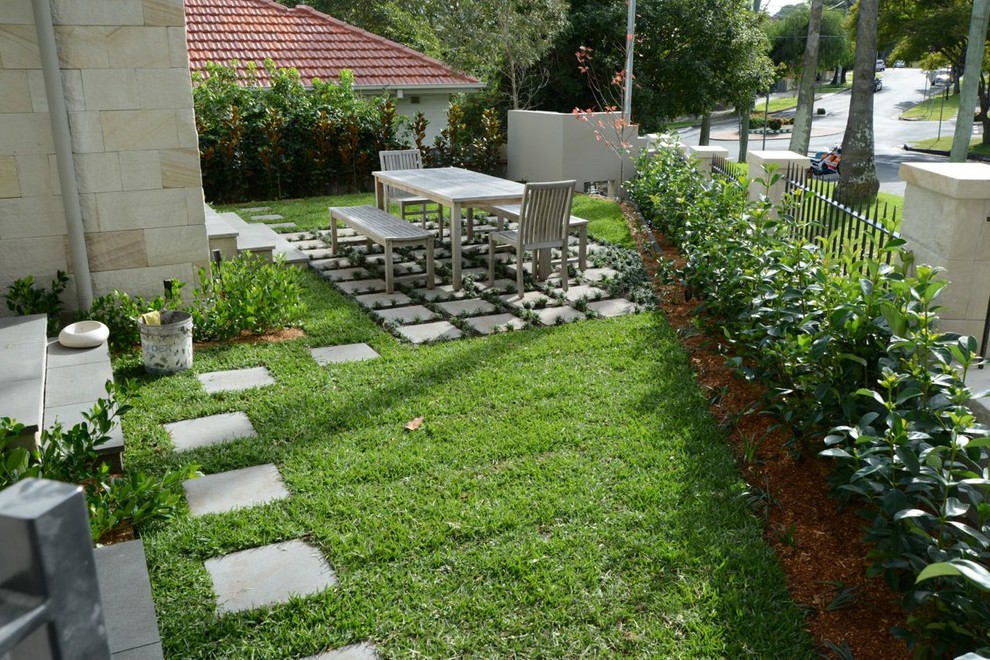 Immagine di un giardino minimalista esposto in pieno sole con pavimentazioni in cemento