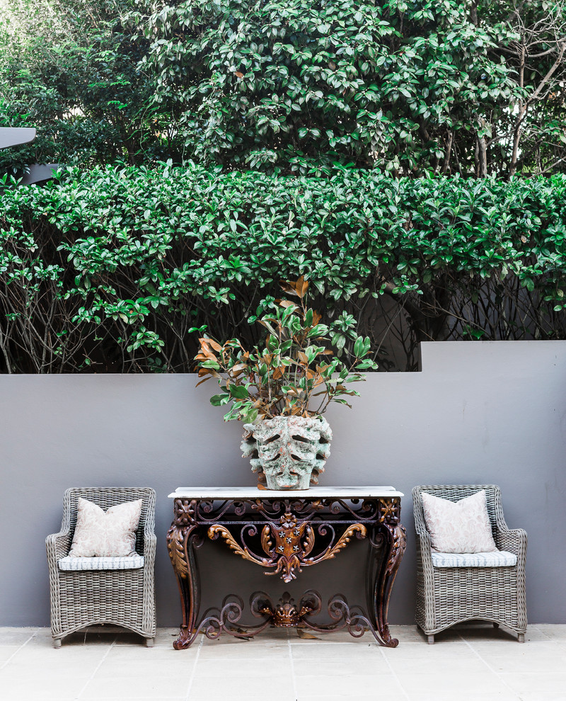 На фото: большой летний регулярный сад на заднем дворе в стиле фьюжн с полуденной тенью и покрытием из каменной брусчатки с