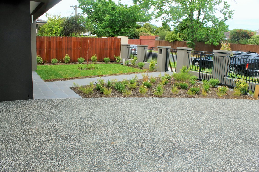 Modelo de jardín minimalista grande en primavera en patio delantero con exposición total al sol y adoquines de piedra natural