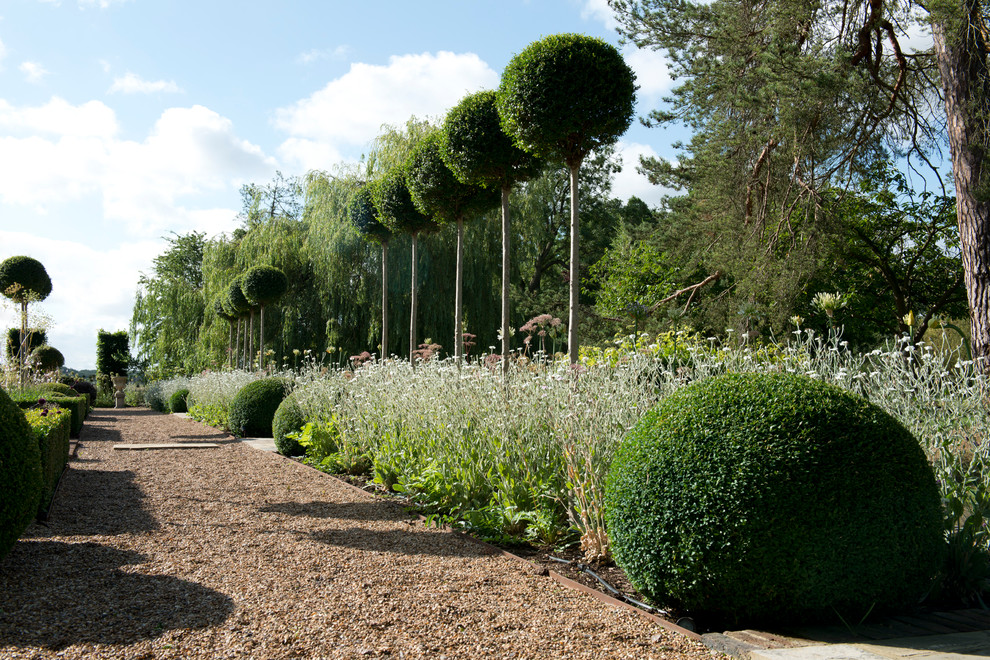 Design ideas for a huge contemporary full sun backyard gravel landscaping in Berkshire for summer.